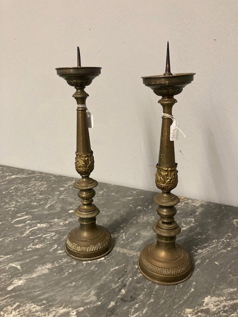 Antica coppia di candelabri in ottone sbalzato epoca XIX secolo . Altezza cm 34 cm 